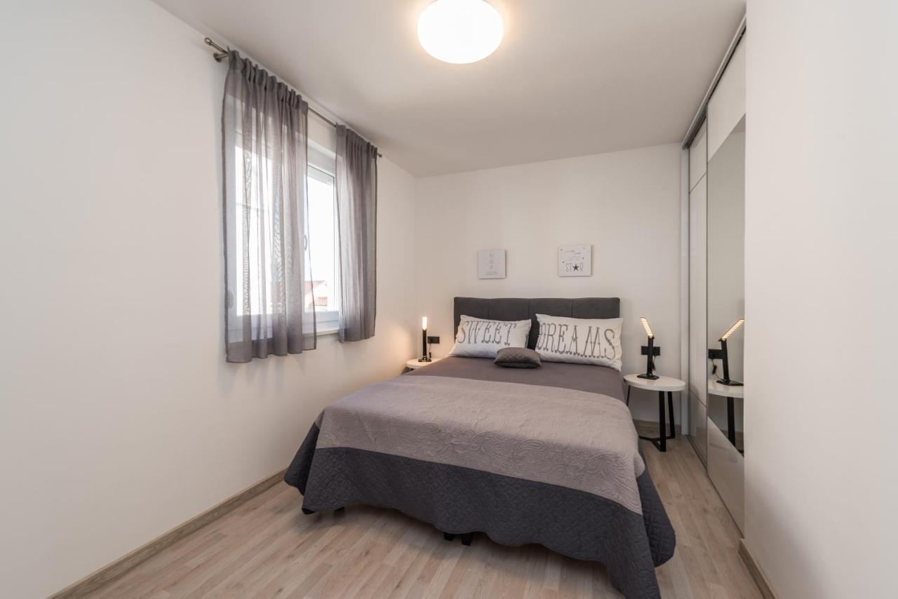 Apartments Yellow 诺瓦利娅 外观 照片